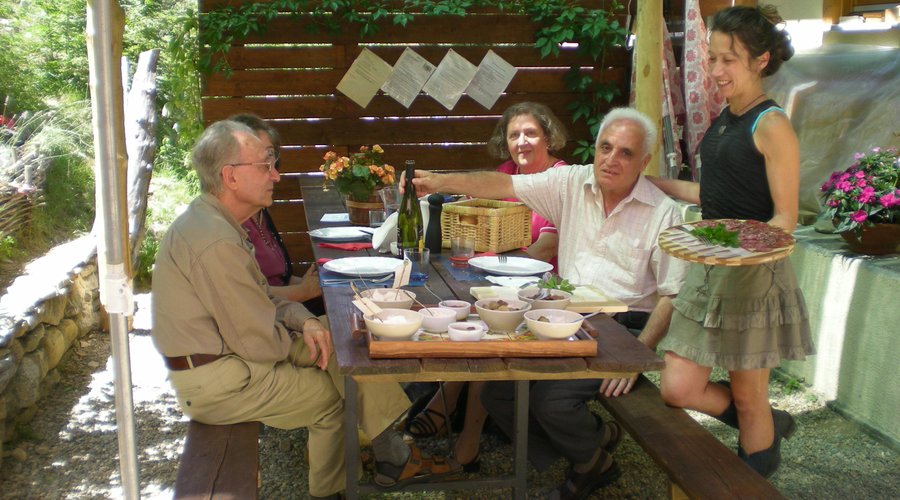 con il bel tempo si mangia sotto la pergola
