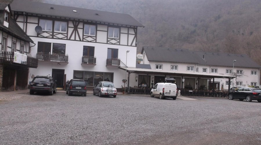 Die Ringelsteiner Mühle mit Restaurant, und Parkplatz.