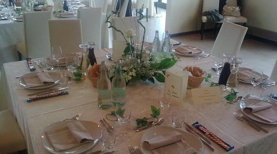 tavolo preparato a banchetto