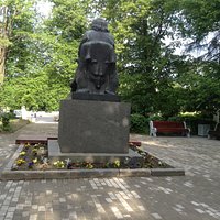 На троне в каменной шкуре