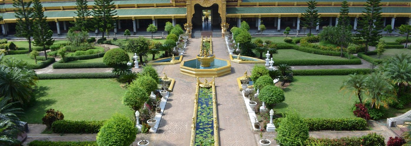 From main Chedi towards entrance
