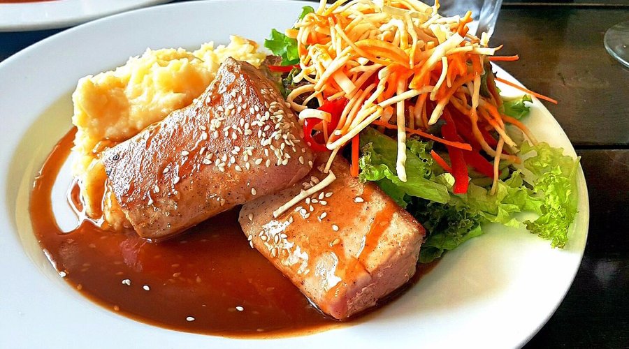 Atum selado com molho de mel e gengibre coberto com gergelim