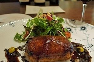 蝦夷鹿とフォアグラ、トリュフのパイ包み焼き、キノコとトリュフのソースで
