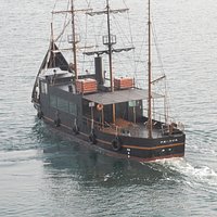 岸から島に向かういろは丸