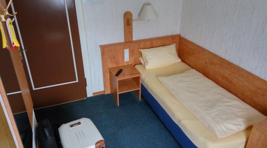 piccola, con letto singolo come si usava vent'anni fa.