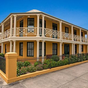 Ballina Heritage Inn in Ballina, image may contain: Couch, Furniture, Lamp, Bed