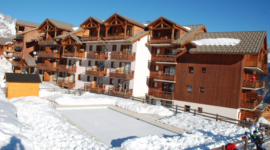 Az apartmanház medencéje (még lefedve)
