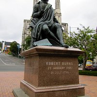 Burns statue faces away from the Cathedral