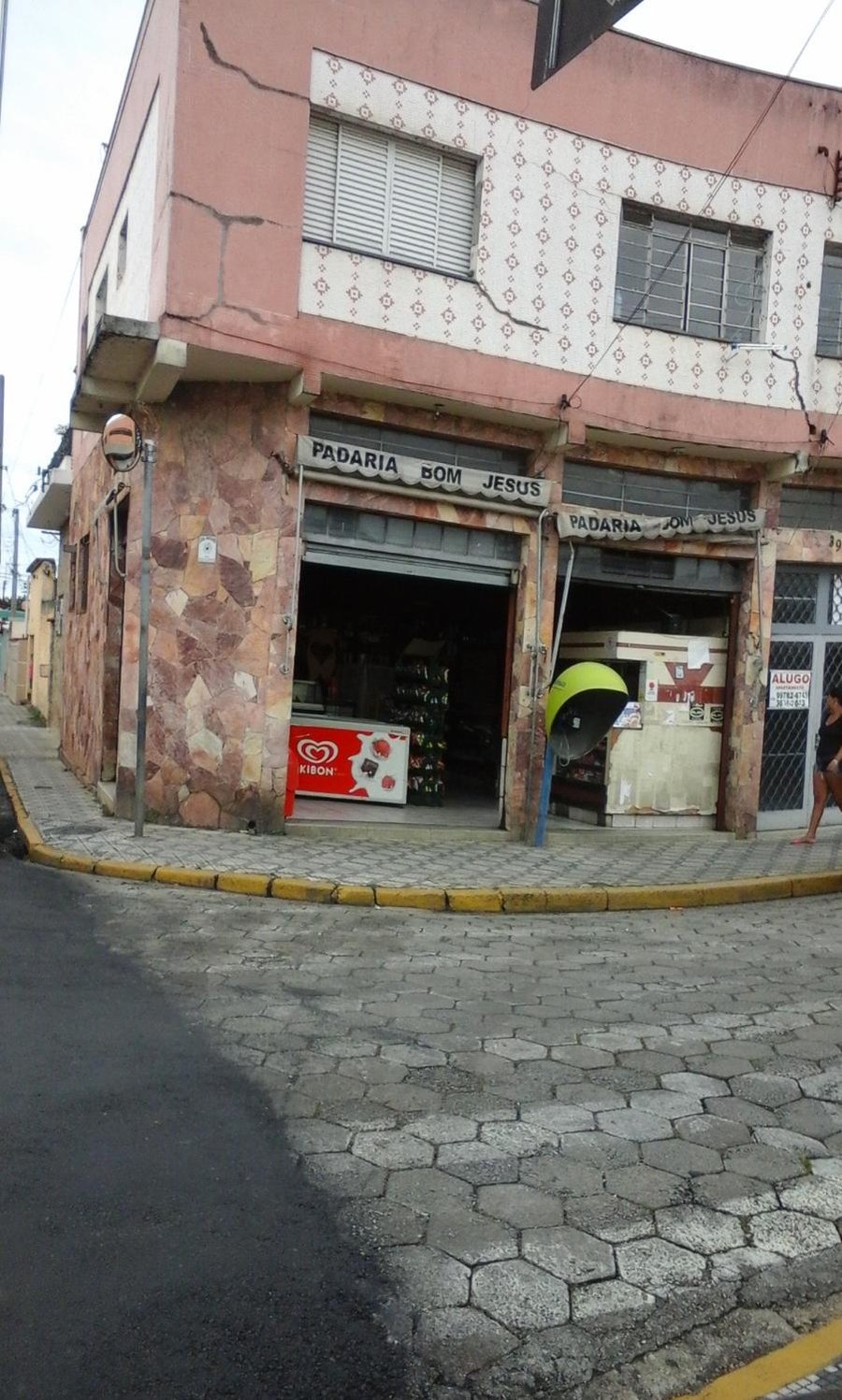 localizado de frente com praça – Foto de Bell Restaurante E Lanchonete,  Tremembé - Tripadvisor