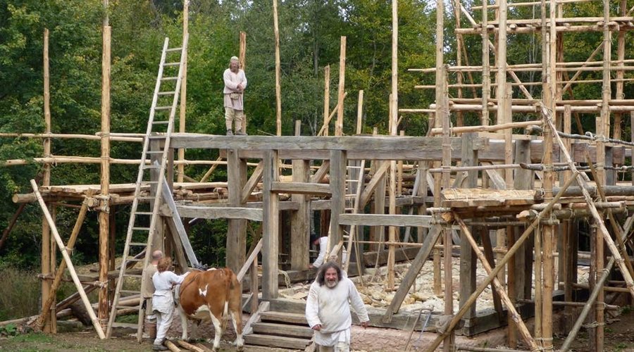 Bauarbeiten an der Holzkirche.