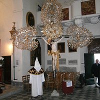 Un crocefisso e l'abito della Confraternita