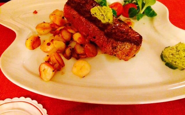 Rumpsteak mit Bratkartoffeln.