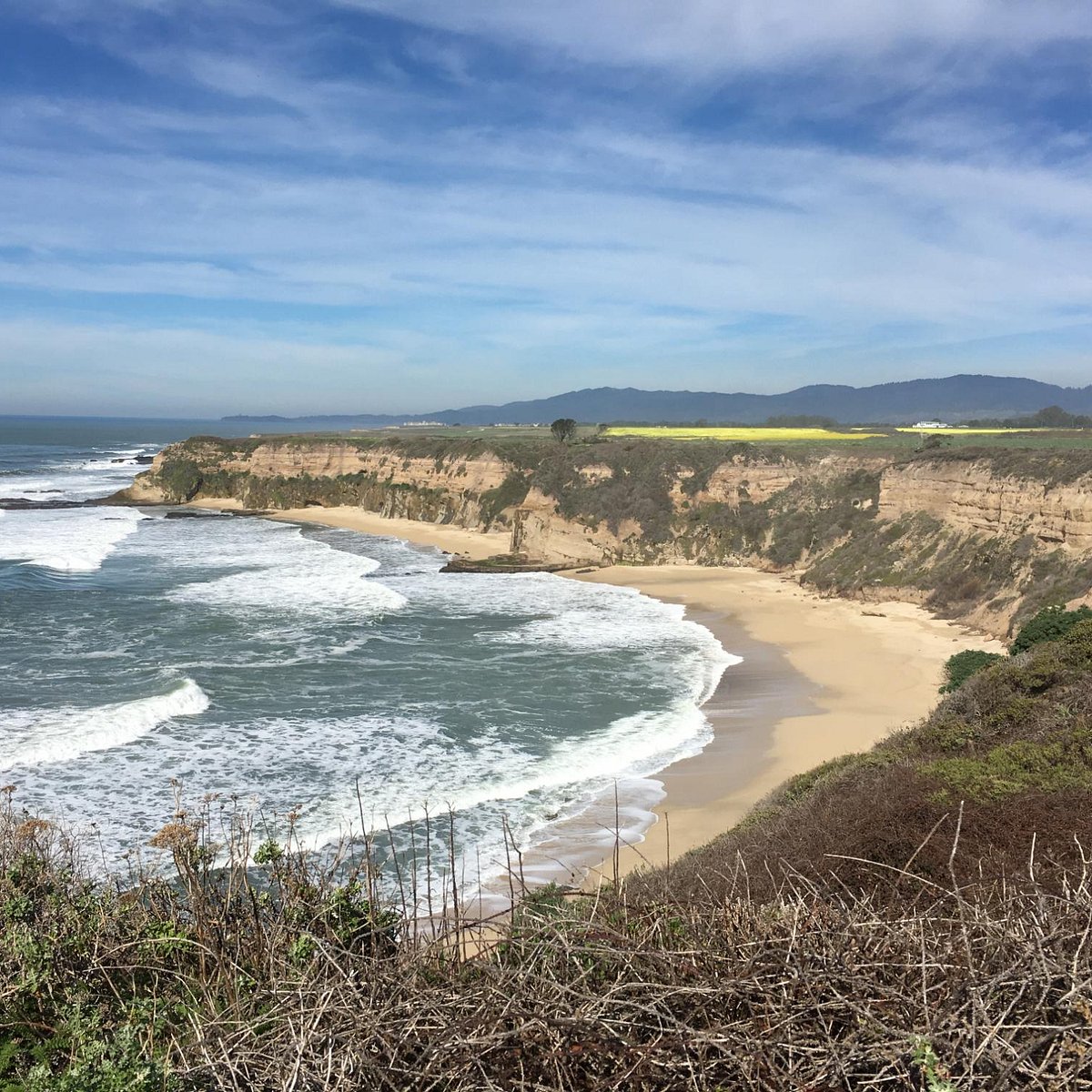 Хаф Мун Бэй город Калифорния. Half Moon Bay State Beach. Half Moon Bay California. Half Moon Bay California Mavericks.