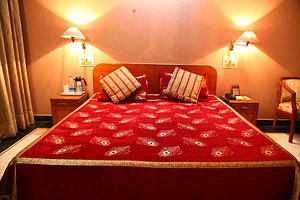 Motel Polaris in Roorkee, image may contain: Bed, Furniture, Lamp, Bedroom