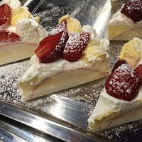 trancio torta crema,panna e fragole
