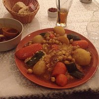 Couscous végétarien avec bouillon et crème brûlée à la fleur d'oranger