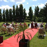 Trouw ceremonie in het park