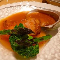 上海がにのソースの、アワビの煮込み。