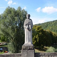 Statua Jana Berteliusa na starym moście na rzece Sauer