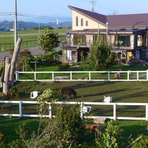 宿泊棟から食事処を望む