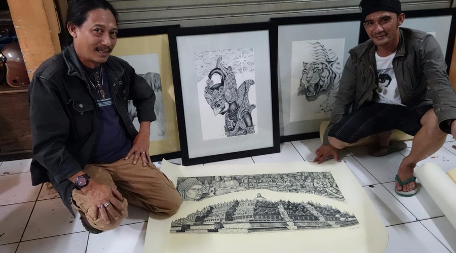Ook de kunsetnaar Agus Ris is te vinden in de Bandungse Pasar Barang Antik Cikapundung