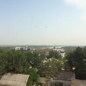 Обратите внимание на местные хатки и дворцы)