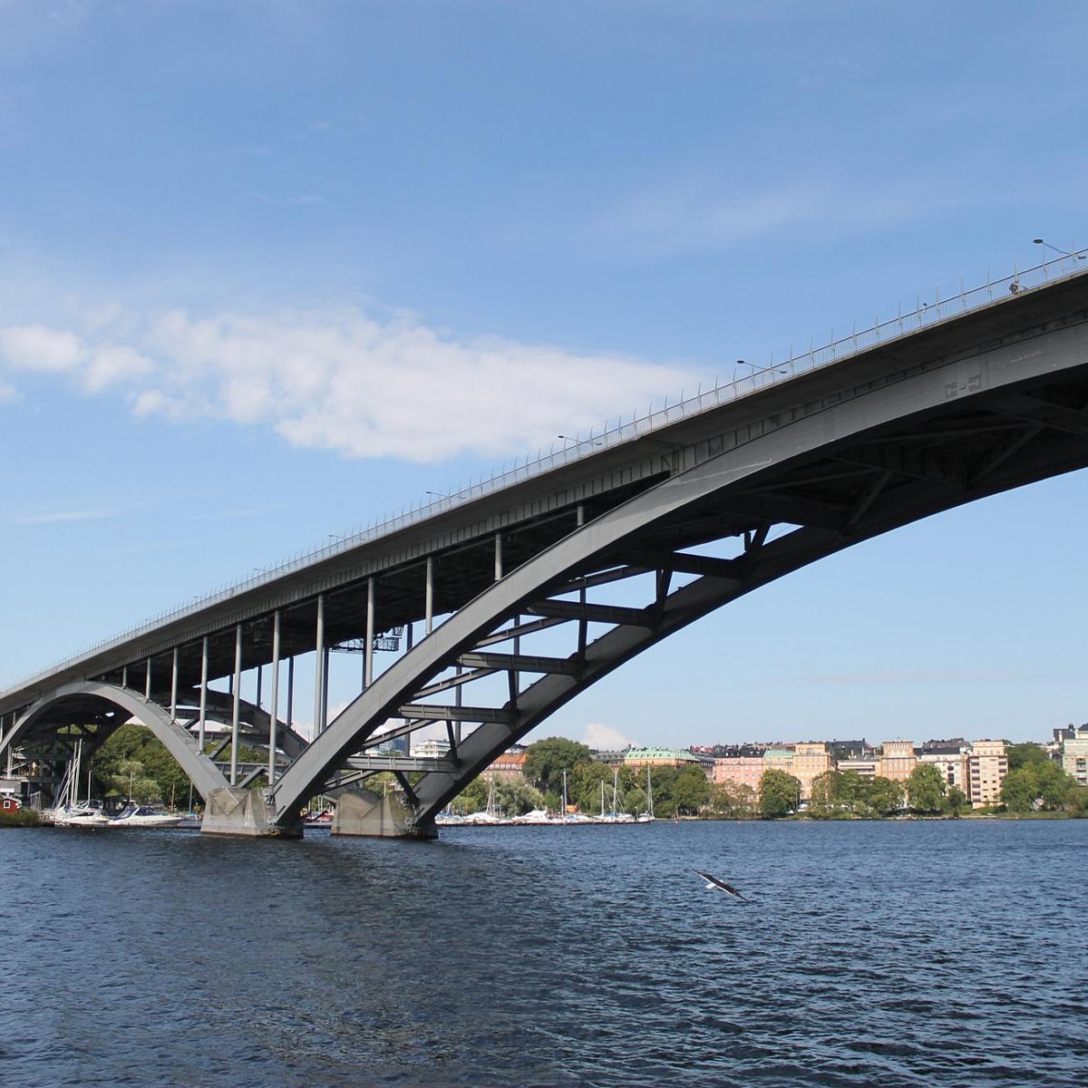 Bridge отзывы. Стокгольм мосты. Вид на Стокгольм с моста Västerbron. Стокгольм разводной мост. Стокгольм мост площадка.