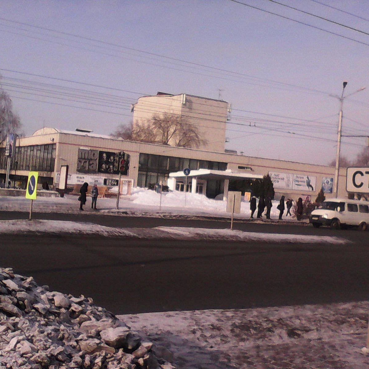 Юность омск. ДК Юность Омск. ТЮЗ 2021 Омск фото. Омск ТЮЗ картинки на улице Ленина. Омск фото 2021.