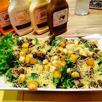Salada de mix de folhas com croutons e fillé mignon