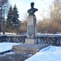 Памятник-бюст В.М. Голубеву в Московском парке Победы, Санкт-Петербург