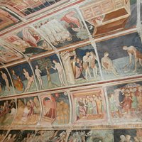 Somiglia alla Cappella Sistina di Roma con le storie dell'Antico e del Nuovo Testamento.