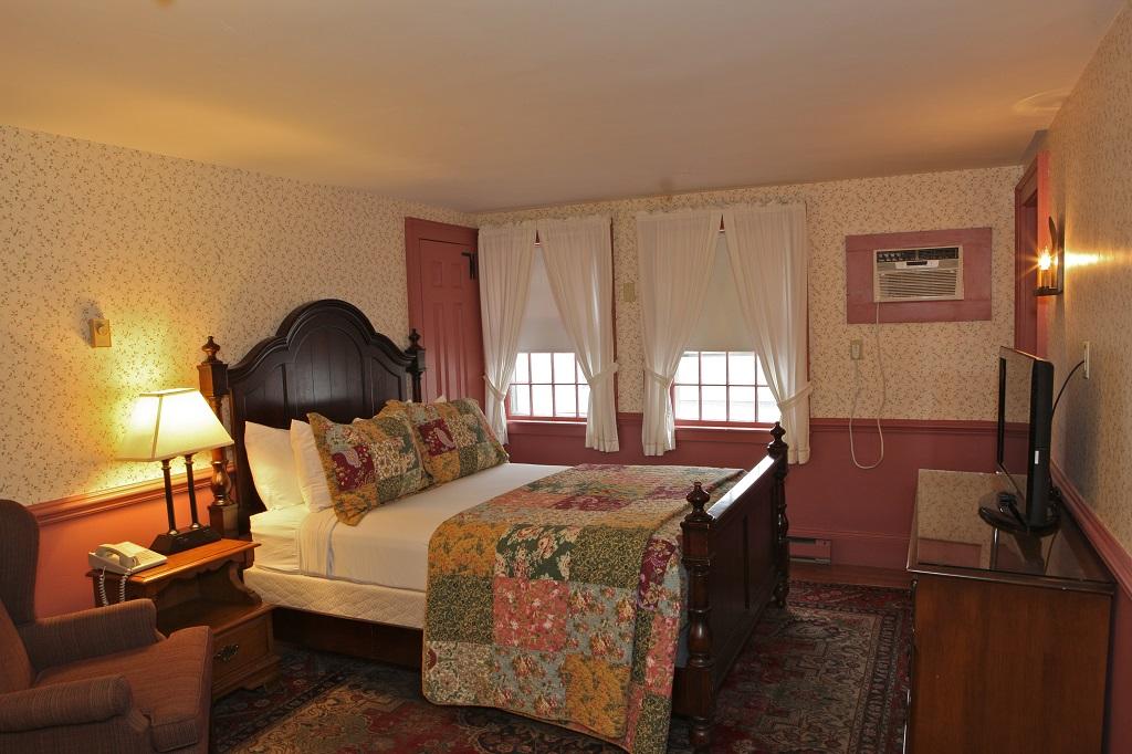 PUBLICK HOUSE HISTORIC INN Updated 2024 Reviews Photos Prices   Publick House 1 Queen 