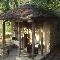 Οι τοιχογραφίες του ναού χρονολογούνται βάσει επιγραφής στα 1581».