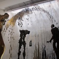 Niveau 2 du "Labyrinth d'Art". Des sculptures en marbre, olivier et noyer, exprimant des Emotion