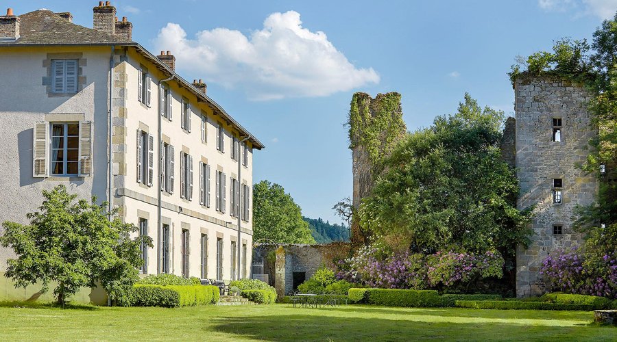 The main building with the 15th century ruine
