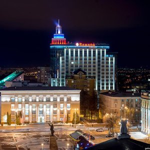 Вид на площадь Ленина, Областную администрацию и "Рамада Плаза"