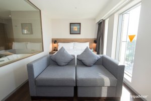 Just Sleep Kaohsiung Zhongzheng in Lingya, image may contain: Couch, Living Room, Corner, Cushion
