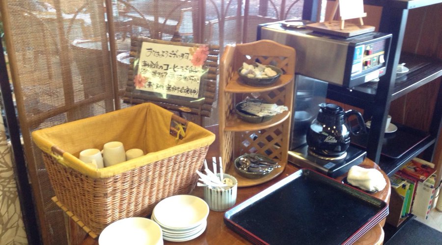 朝食会場にコーヒーはなく、池を望む一階のラウンジでコーヒー無料サービスがうけられます。