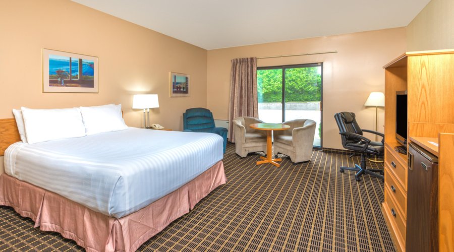 Guest Room with 1 Queen Bed