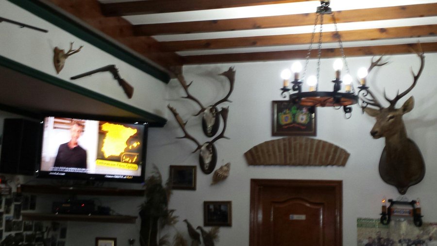 Con toda la decoración típica de caza