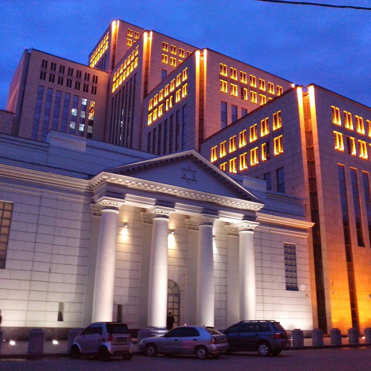 Синагога в днепре. Синагога Менора в Днепропетровске. Золотая роза (синагога, Днепр). Синагога Золотая роза в Днепропетровске. Менора в синагоге.