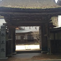 こちらから入ります
