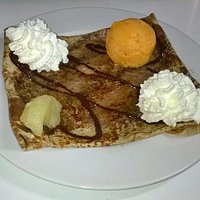 crêpe froment confiture d'oranges amères, chocolat maison, glace mandarines, chantilly
