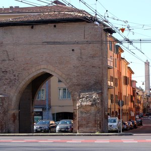Porta San Vitale con sfondo le torri