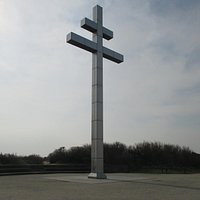La croix de Lorraine face à la mer en bordure de plage du débarquement du 6 juin 1944
