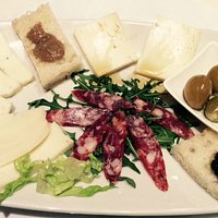Antipasto con crostini, formaggi e salumi al tartufo