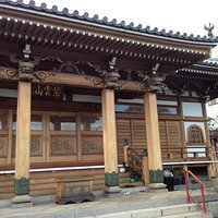 日本でも類をみない総ケヤキ作りの立派な本堂