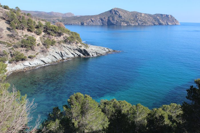 La presqu'île qu'on voit au loin est le cap de Norfeu.