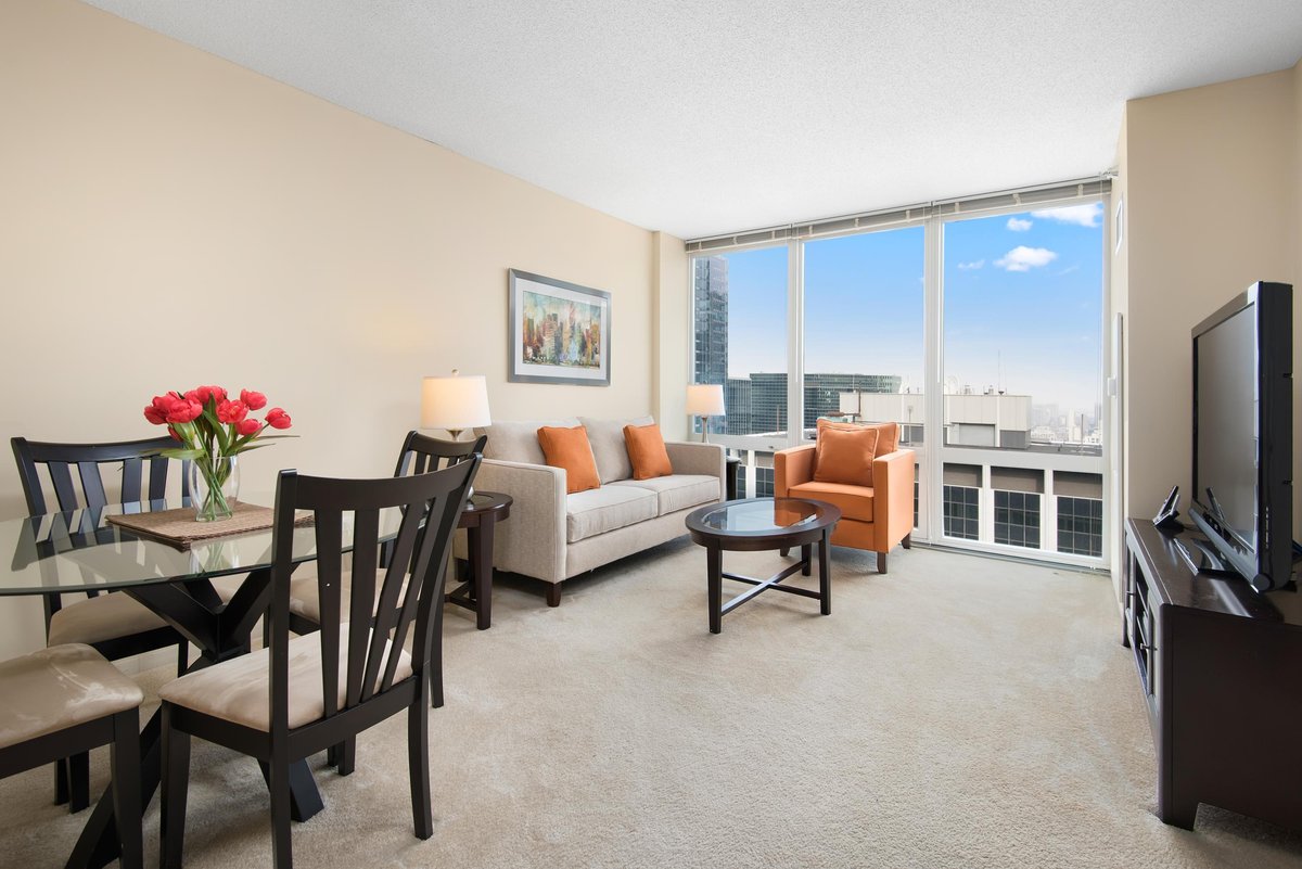 MANILOW SUITES AT 215 WEST - Condominium Reviews (Chicago, IL)