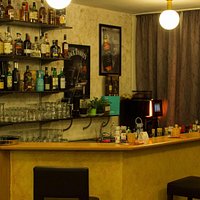 Mein Favorit: das Whisky-Regal mit um die 70 Spezialitäten